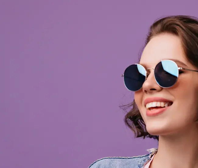 Image represent that women wearing best sunglasses for round face